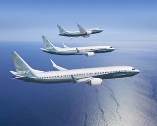 三架飞机翱翔于蓝天之上