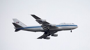 空中飞行的大型民航客机