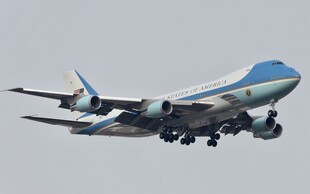 蓝白客机空中飞行画面