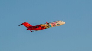 空中飞行的多彩飞机