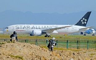 机场边民众围观大型客机
