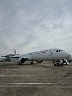 机场停机坪上的大型客机