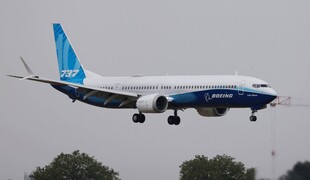 蓝尾飞机起飞瞬间