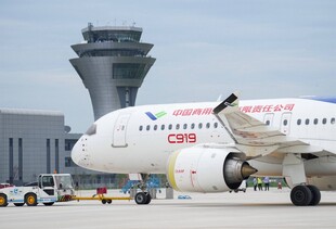 机场的大型客机与控制塔