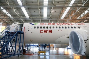C919飞机在厂房内进行作业