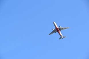 蓝天中翱翔的民航飞机