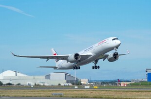 飞机起飞瞬间准备升空