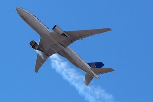 空中飞行的喷气式客机