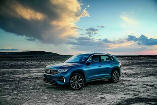 旷野中的蓝色炫酷SUV