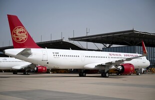 机场停放的航空公司客机