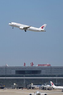 机场上空飞机起飞瞬间