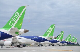 一排绿色尾翼的航空公司飞机