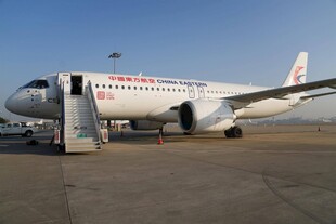 机场停靠的中国东方航空飞机