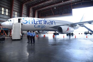 厦门航空飞机停在机库内