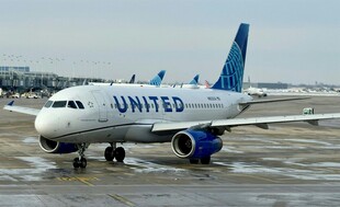 联合航空公司飞机停在机场