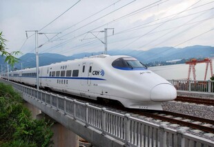 高速行驶的现代化高铁列车