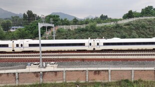 高速列车行驶于户外轨道
