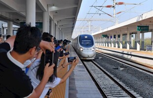 乘客站台拍摄高速列车