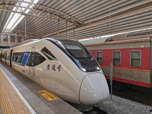 高铁站台上的高速列车