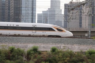 城市旁飞驰的现代高速列车