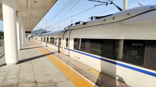 高铁站台上的高速列车