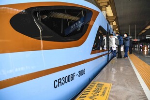 高铁站台上的CR400AF列车