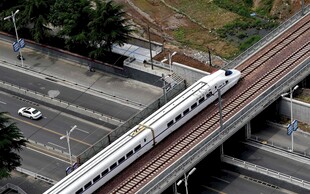 高架轨道上行驶的一列动车
