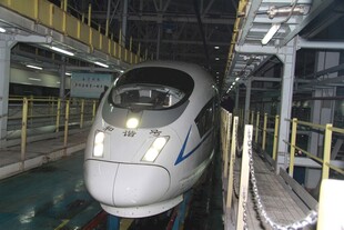 高速列车于工厂内展示