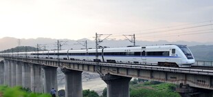 高速列车跨桥飞驰