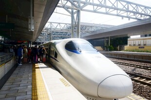高铁站台上的高速列车
