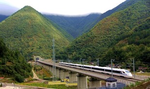 山间高铁穿梭于桥梁之上
