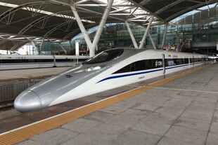 高铁站台上的银色高速列车