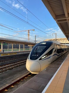 高铁站台上的高速列车