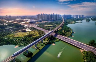 城市河畔桥梁壮丽景观