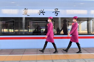 身着制服的复兴号乘务员
