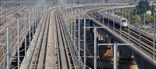 纵横交错的铁路轨道