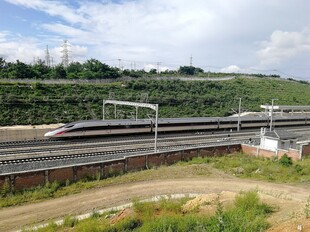铁路轨道与周边景观