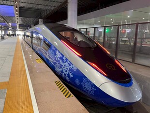 炫酷蓝白高速列车停靠站台