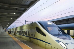 高铁站台上的流线型动车