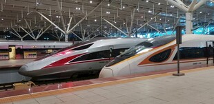高铁站台上的现代高速列车