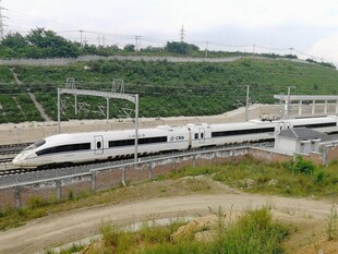 高速行驶的现代化高铁列车