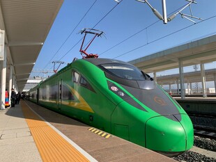 绿色高铁停靠在车站站台