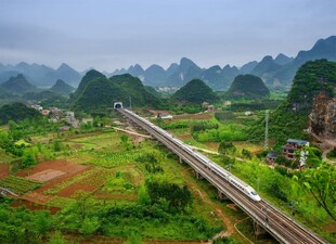 山间铁轨上飞驰的列车