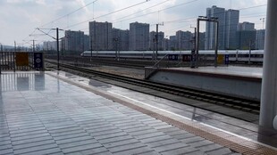 雨后城市铁轨与高楼景观