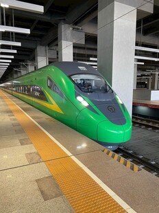 绿色高铁停靠车站站台