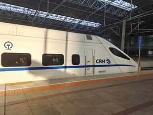 高铁站的白色高速列车