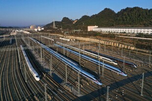 繁忙铁路枢纽纵横交错