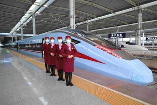 高铁乘务员与列车同框