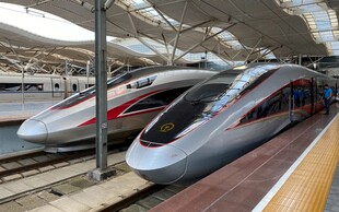 多列高铁停靠在站台