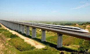 高架铁路桥风景如画